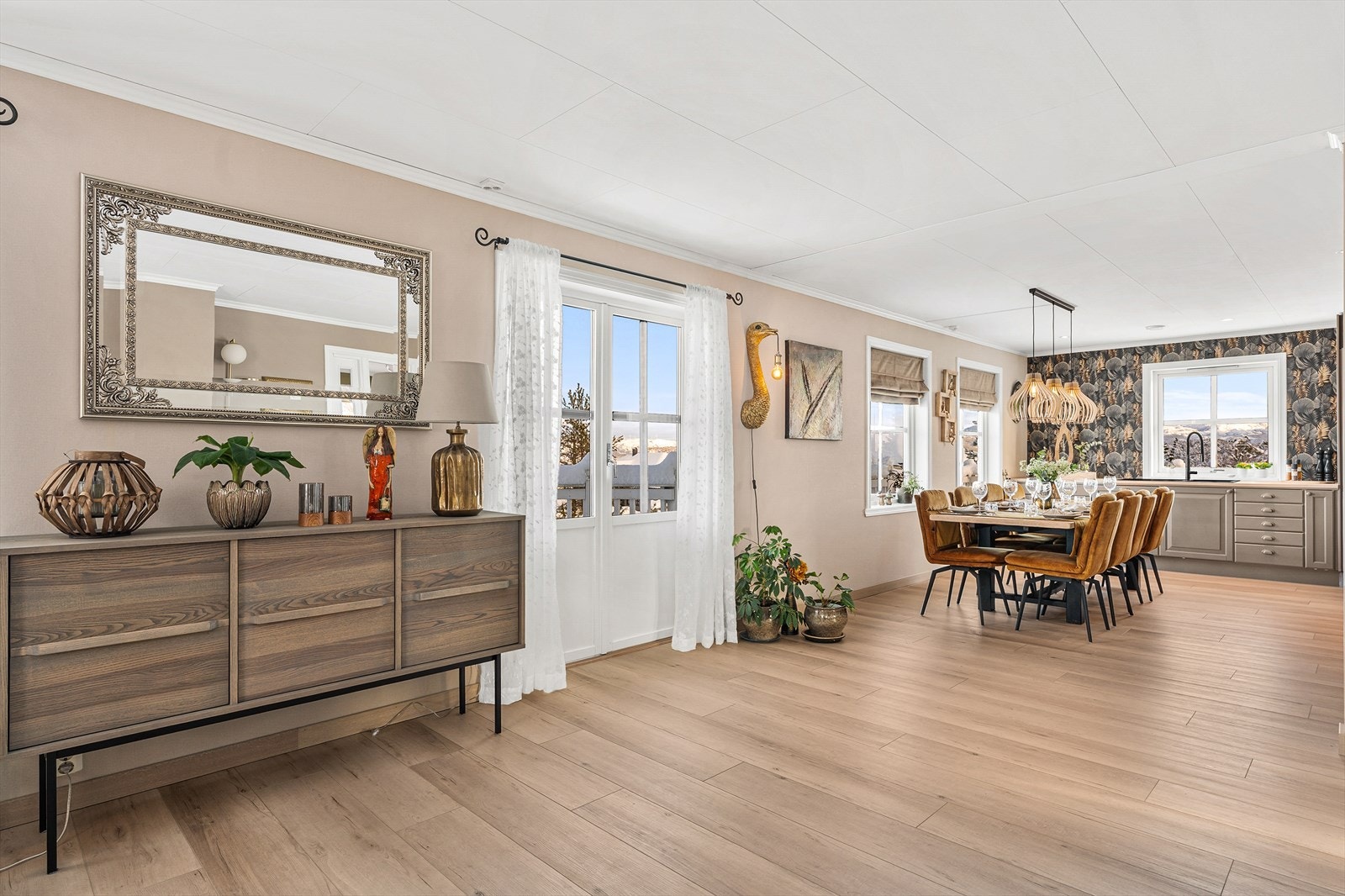 Stue er malt i en lyd, moderne farge, og har kork-venyl på gulv Galleribilde