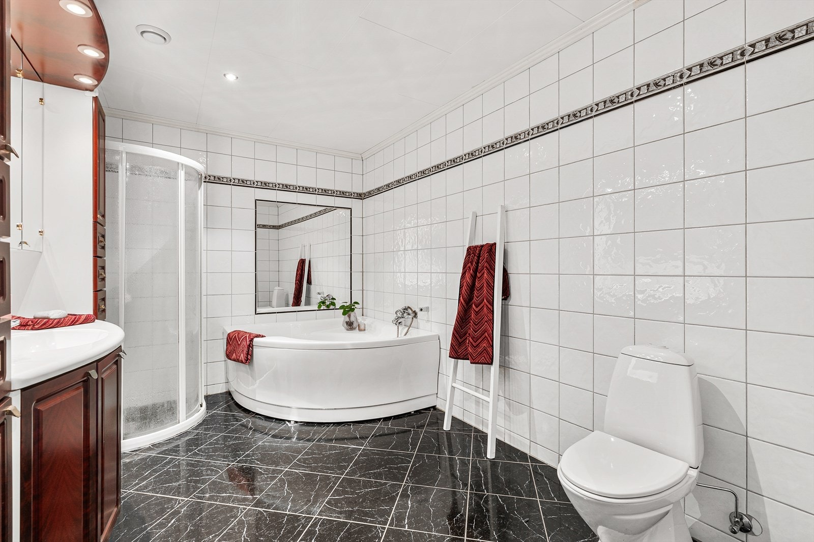 Helfliset bad fra byggeår, i kjelleretasjen Galleribilde