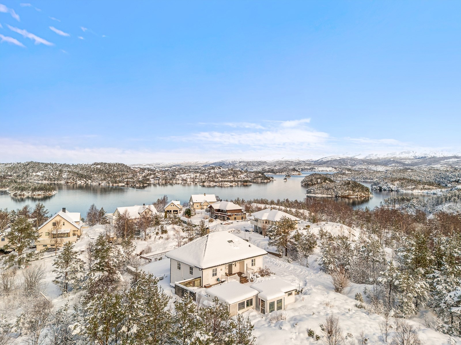 Eiendommen ligger landlig til i et etablert boligområde på Bråtaneset Galleribilde