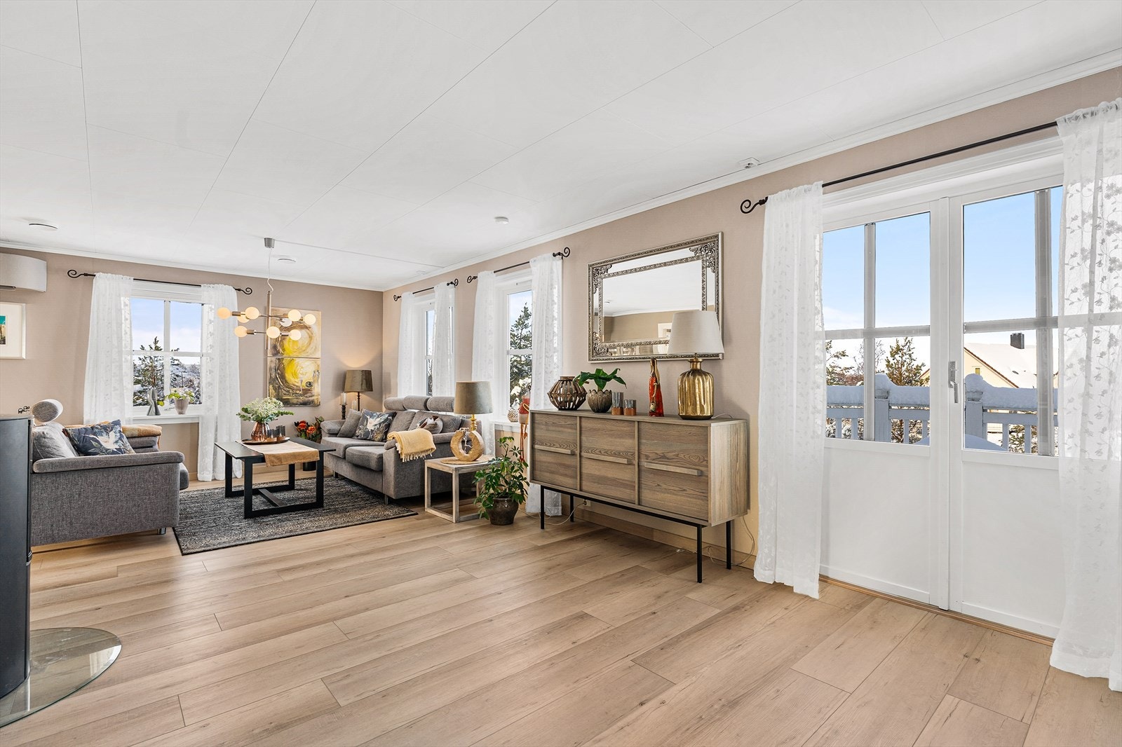 Lys, moderne stue med utgang til balkong Galleribilde