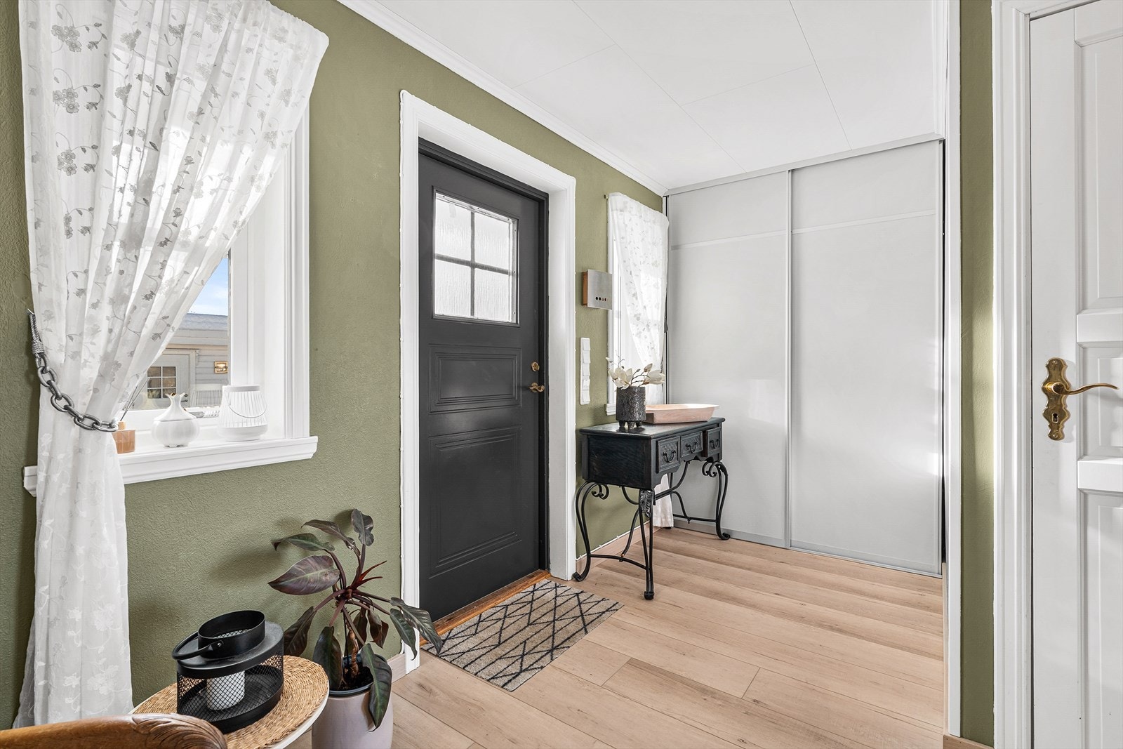 Inngangsparti med garderobe Galleribilde