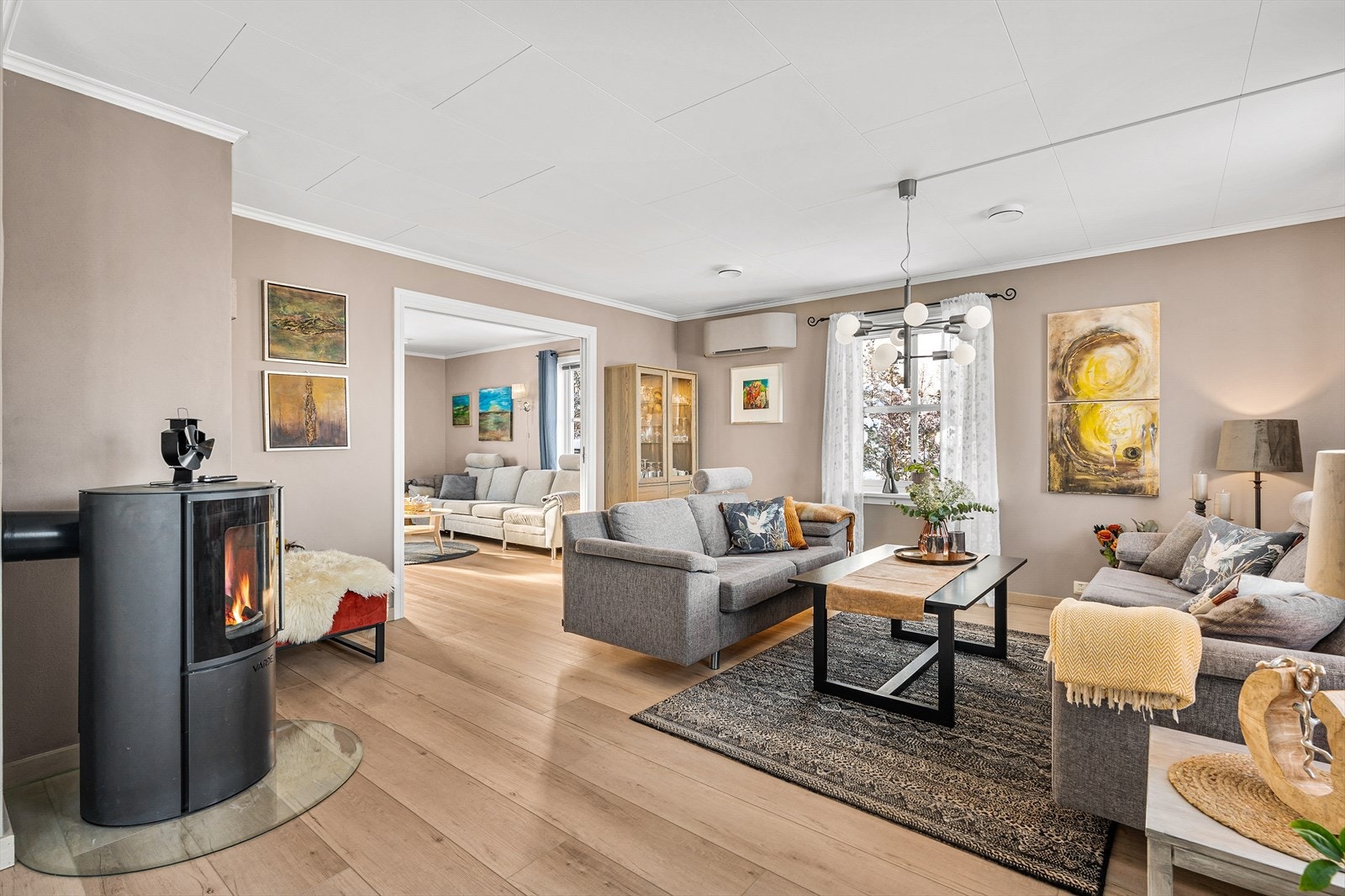 I stue er det montert varmepumpe og vedovn Galleribilde