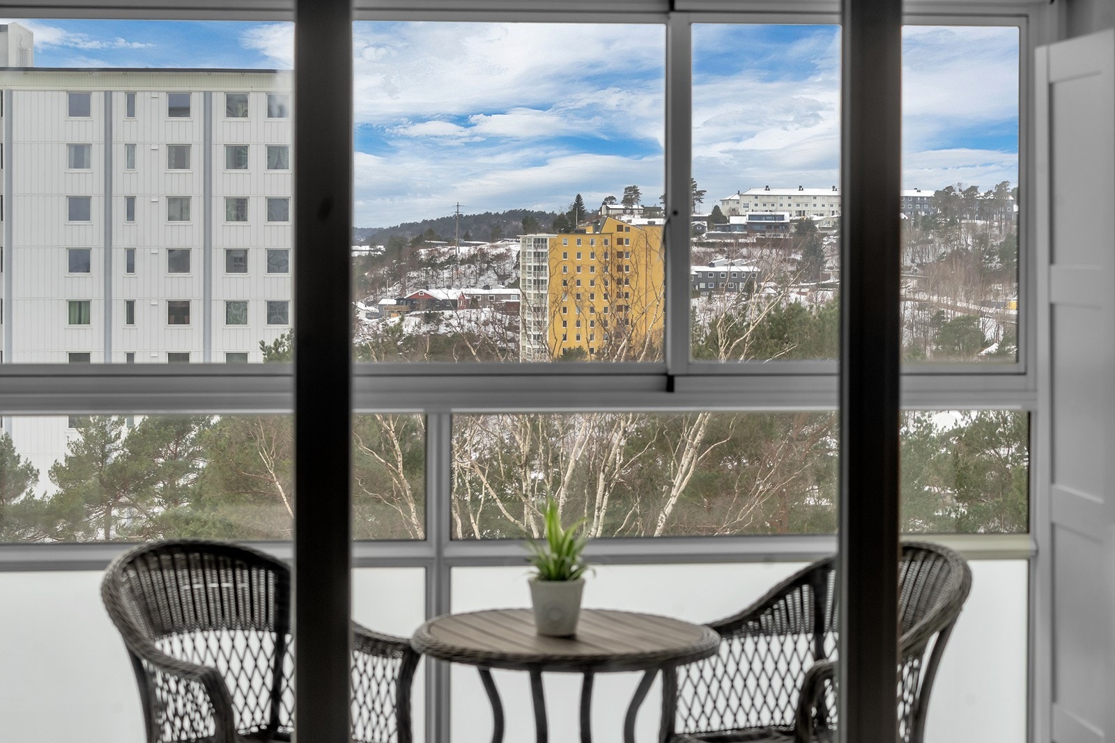 Fra stuen er det direkte utgang til innglasset balkong. Galleribilde