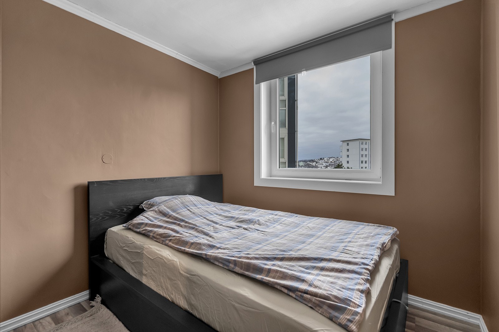 Soverom med god plass til seng og garderobeskap. Galleribilde