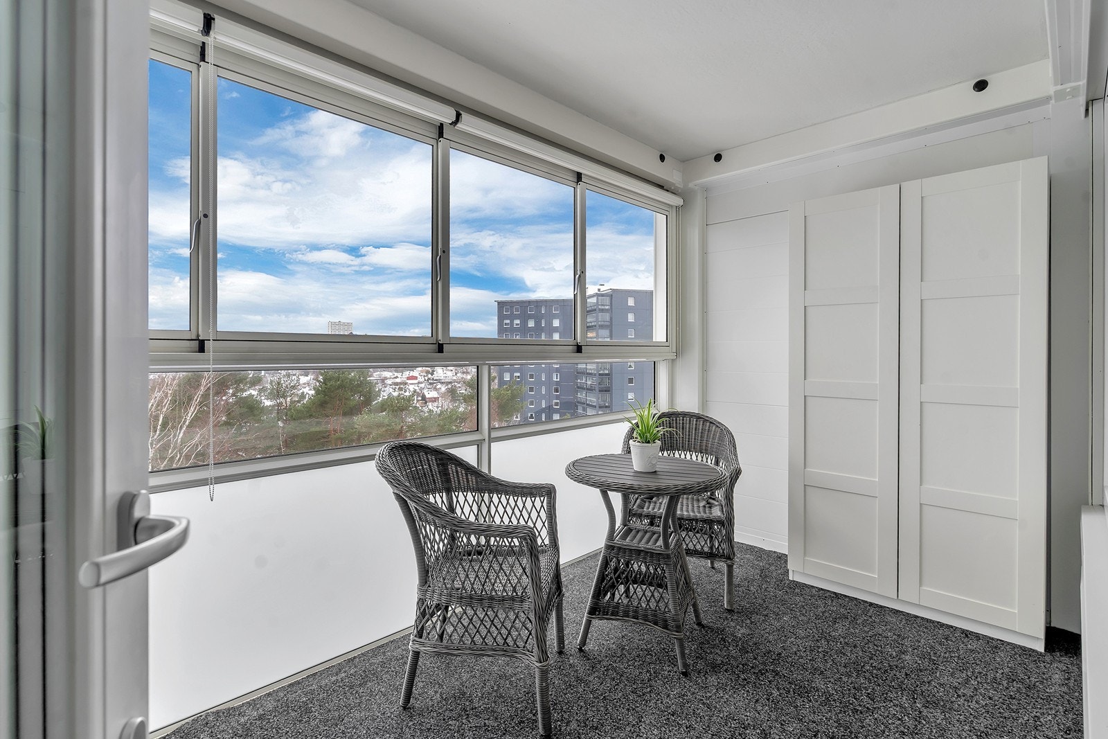 Balkongen har rikelig med plass til sittegruppe og fungerer som en naturlig forlengelse av stuen. Galleribilde