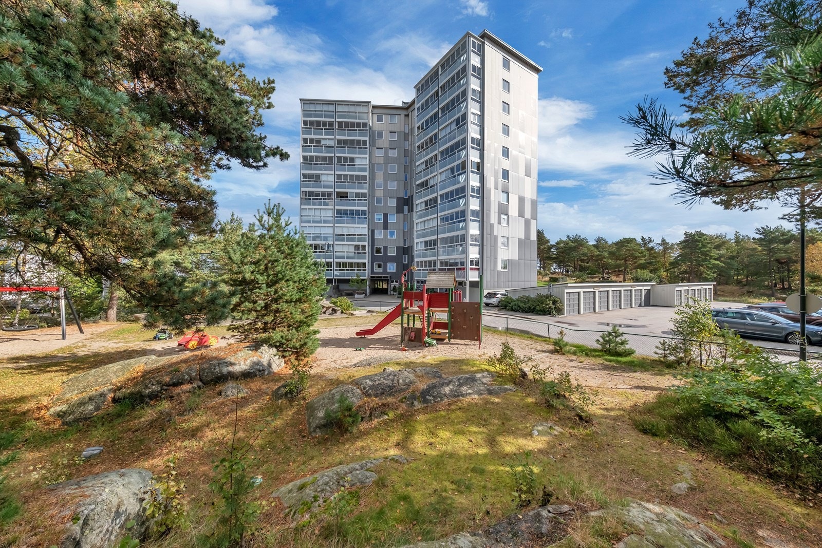 En lys og tiltalende 2-roms andelsleilighet med solrik og sentral beliggenhet på Tinnheia. Leiligheten ligger i 5. etasje med adkomst via heis. Galleribilde