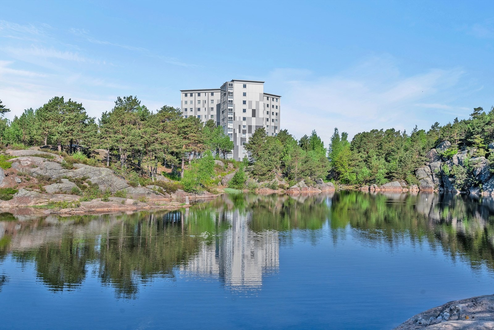 Mange flotte turmuligheter i umiddelbar nærhet. Her fra badevannet på Dueknipen med blokken hvor leiligheten ligger i bakgrunnen. Galleribilde