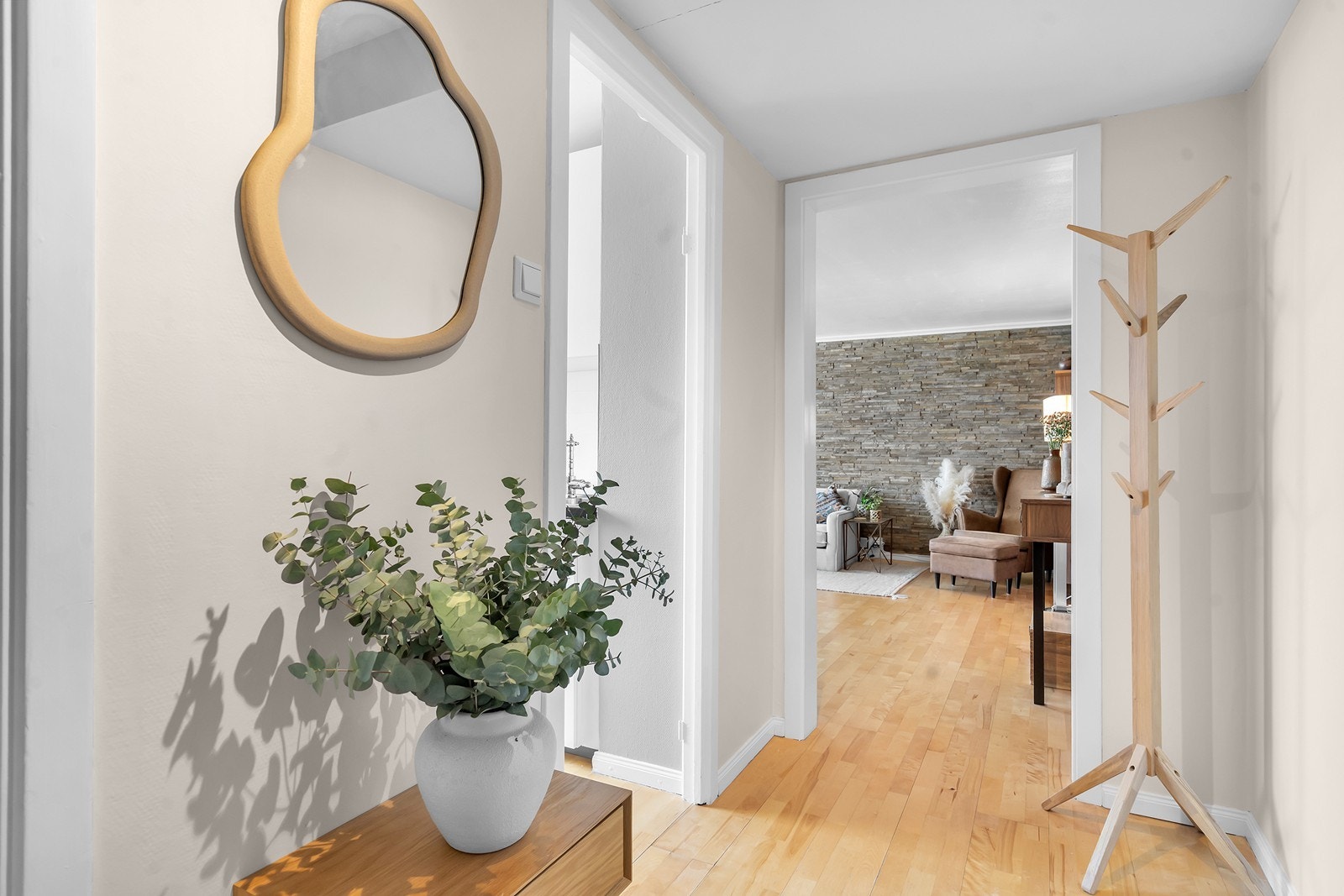 Lys og innbydende gang med oppbevaringsmuligheter og naturlig adkomst videre inn til leilighetens oppholdsrom. Galleribilde