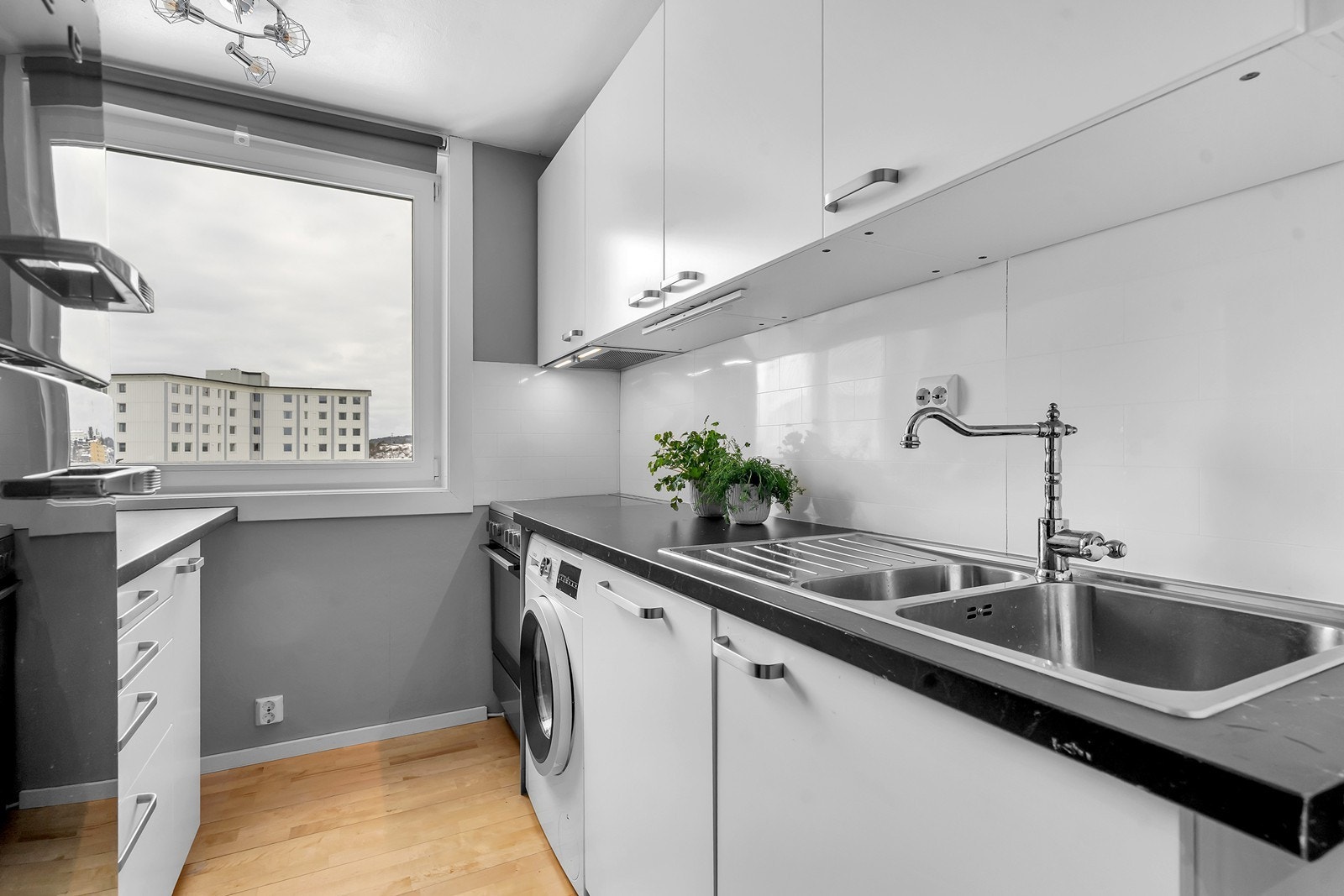 Praktisk kjøkken med lyse fronter, gode arbeidsflater og rikelig med skapplass. Vinduet sørger for godt med naturlig lys. Galleribilde