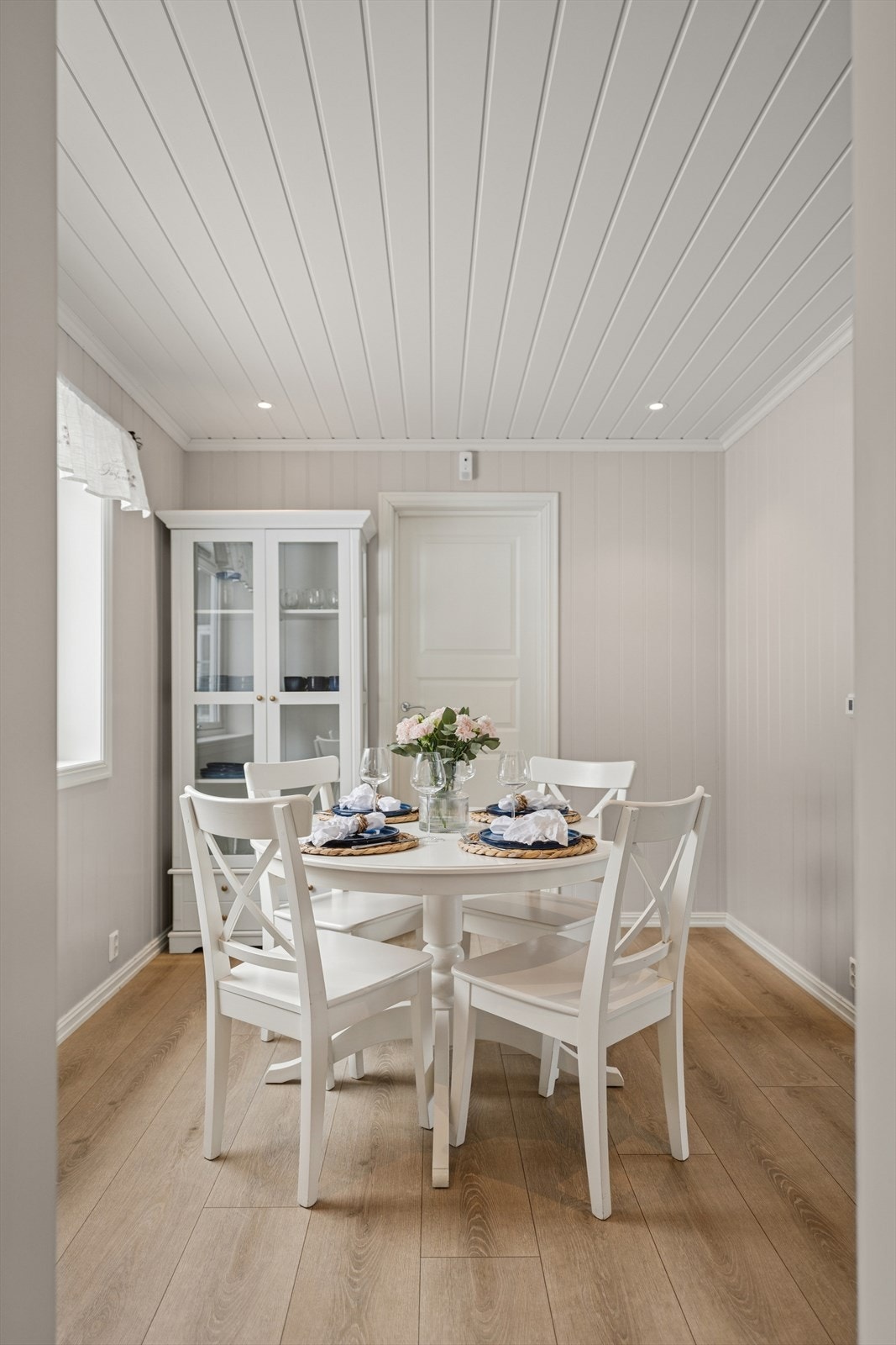 Et perfekt samlingspunkt for både hverdag og selskapeligheter. Boligen har også en praktisk bod med adkomst fra spisestuen Galleribilde