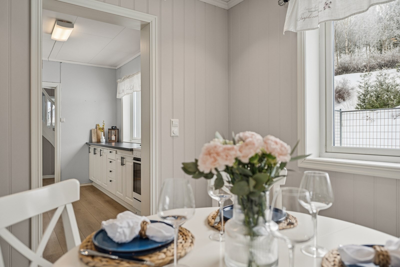 Dette er et lyst og innbydende rom som skaper en naturlig flyt mellom oppholdsrommene. Spisestuen har i tillegg egen inngang til kjøkkenet, noe som gjør servering og bevegelse mellom rommene både praktisk og effektivt. Galleribilde