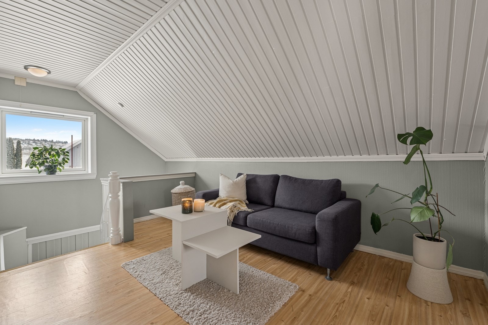 I andre etasje finner du en lys og fin trappegang som gir mulighet for innredning av loftstue. Dette er et flott samlingspunkt for barna, eller som hjemmekontor eller et ekstra TV-rom. Et fleksibelt areal som mange familier verdsetter høyt. Galleribilde