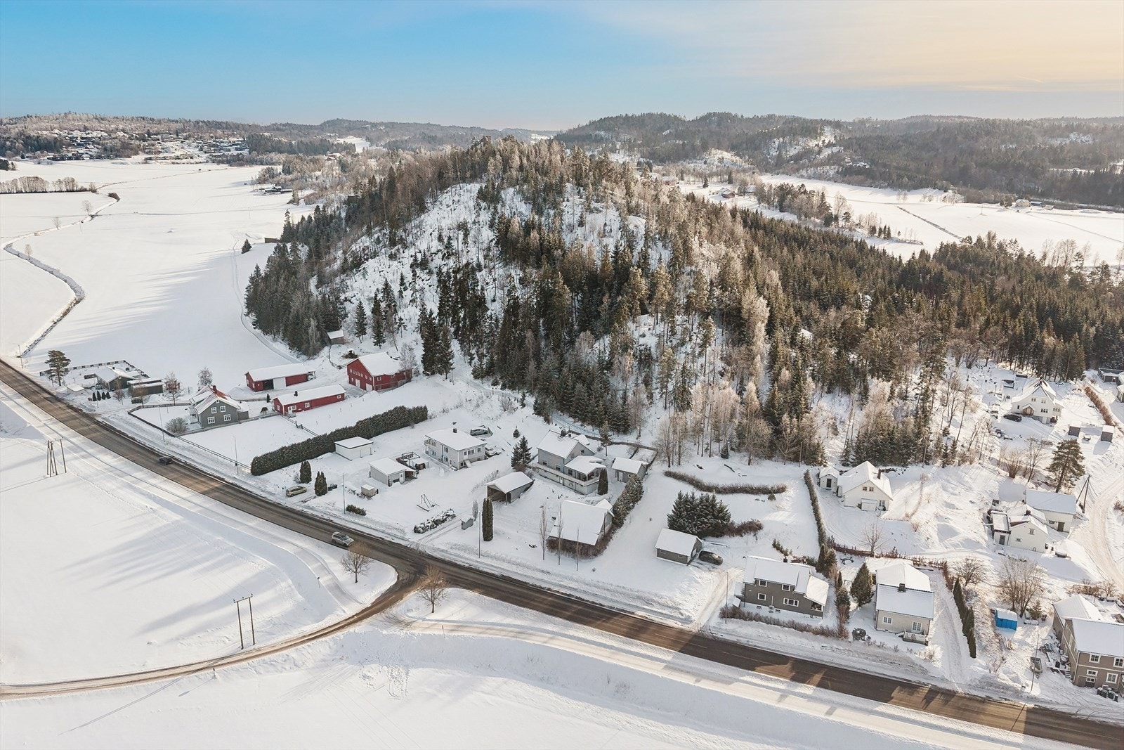 Boligen har landlig med samtidig meget sentral beliggenhet. Galleribilde