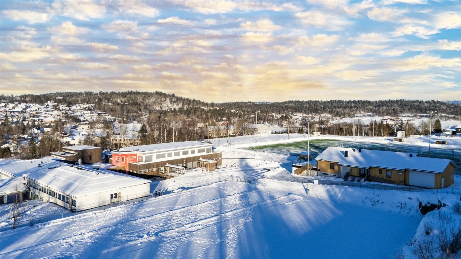 Det er videre kort vei til skole, barnehage, fotballbane og flerbrukshall. Galleribilde