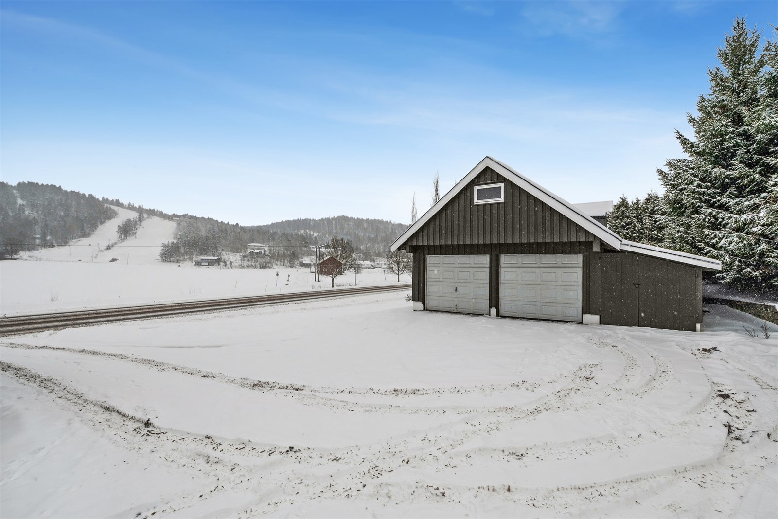 Stor gårdsplass med generøst parkeringsareal. Dobbelgarasjen har tilbygget bod og eget loft med særdeles god lagringsplass. Galleribilde