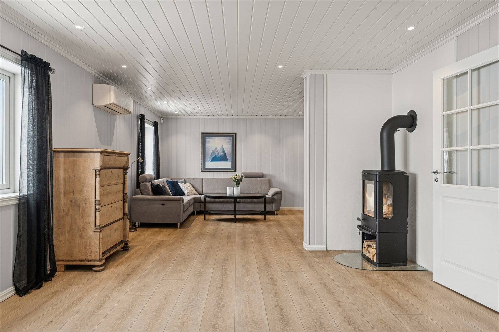 Rommet har moderne spotbelysning i taket. Galleribilde