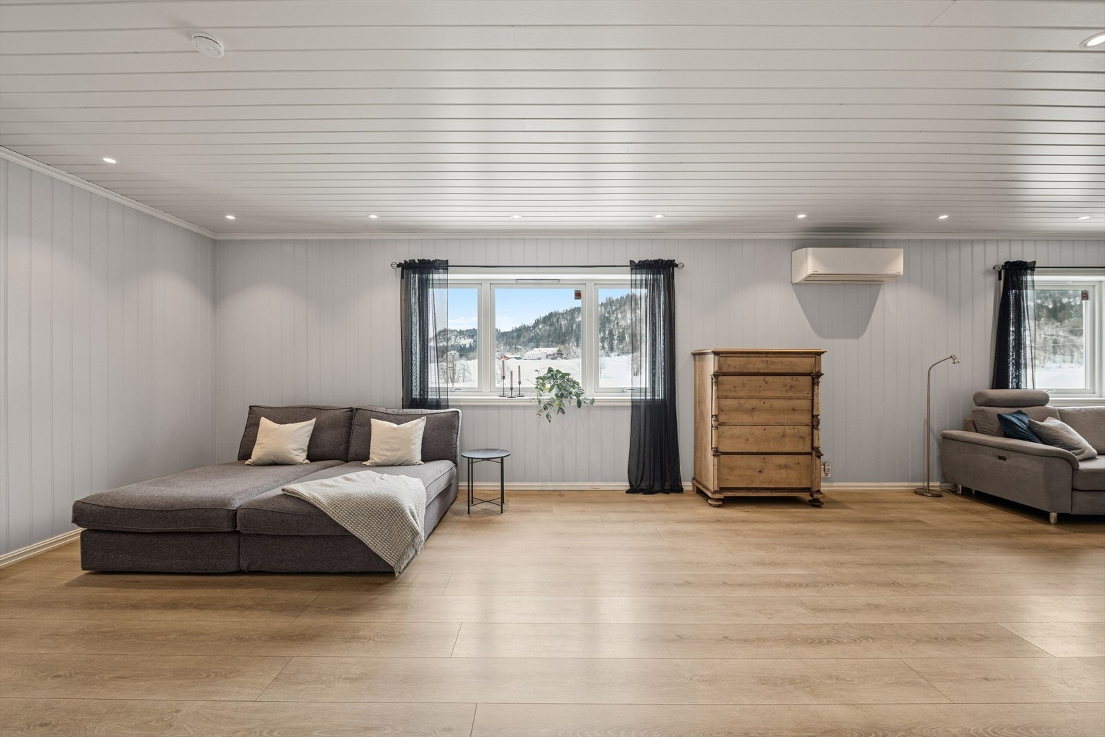 Fra stuen har du direkte utgang til en overbygd terrasse som forlenger sesongen og gir mulighet for hyggelige måltider og rolige ettermiddager utendørs. Galleribilde