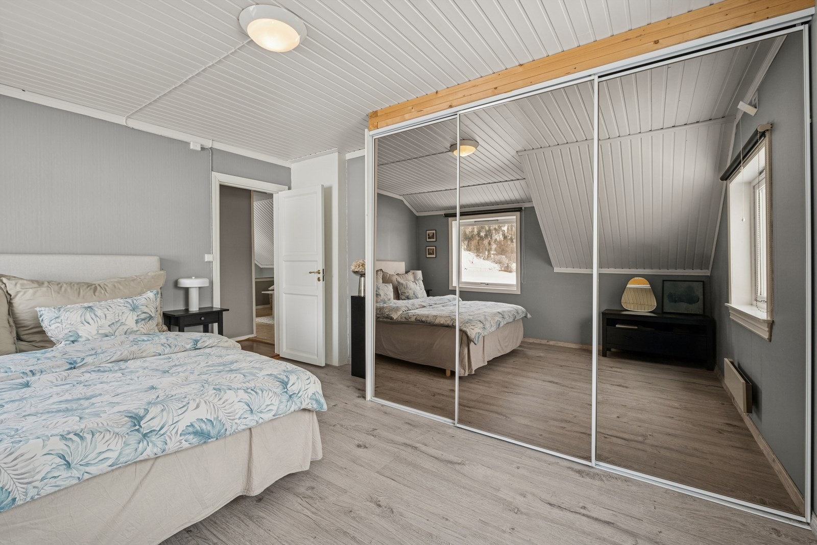 Hovedsoverom har montert en stor skyvedørsgarderobe og det er god plass til dobbeltseng. Galleribilde