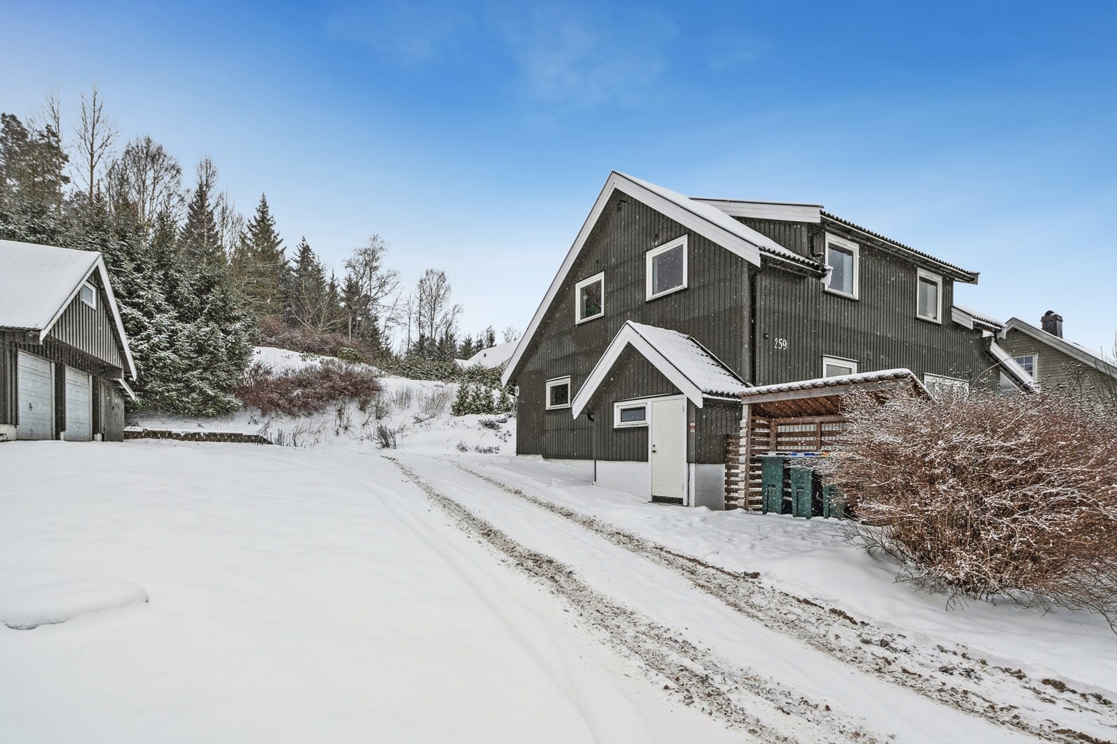 Boligen er velholdt. Utvendig kan det trekkes frem at tidligere eier fjernet opprinnelig panel og etterisolerte boligen. Boligen ble malt utvendig i 2025. Videre er taket i hovedsak tekket med betongtakstein (med mindre partier stål) fra 2002. Galleribilde