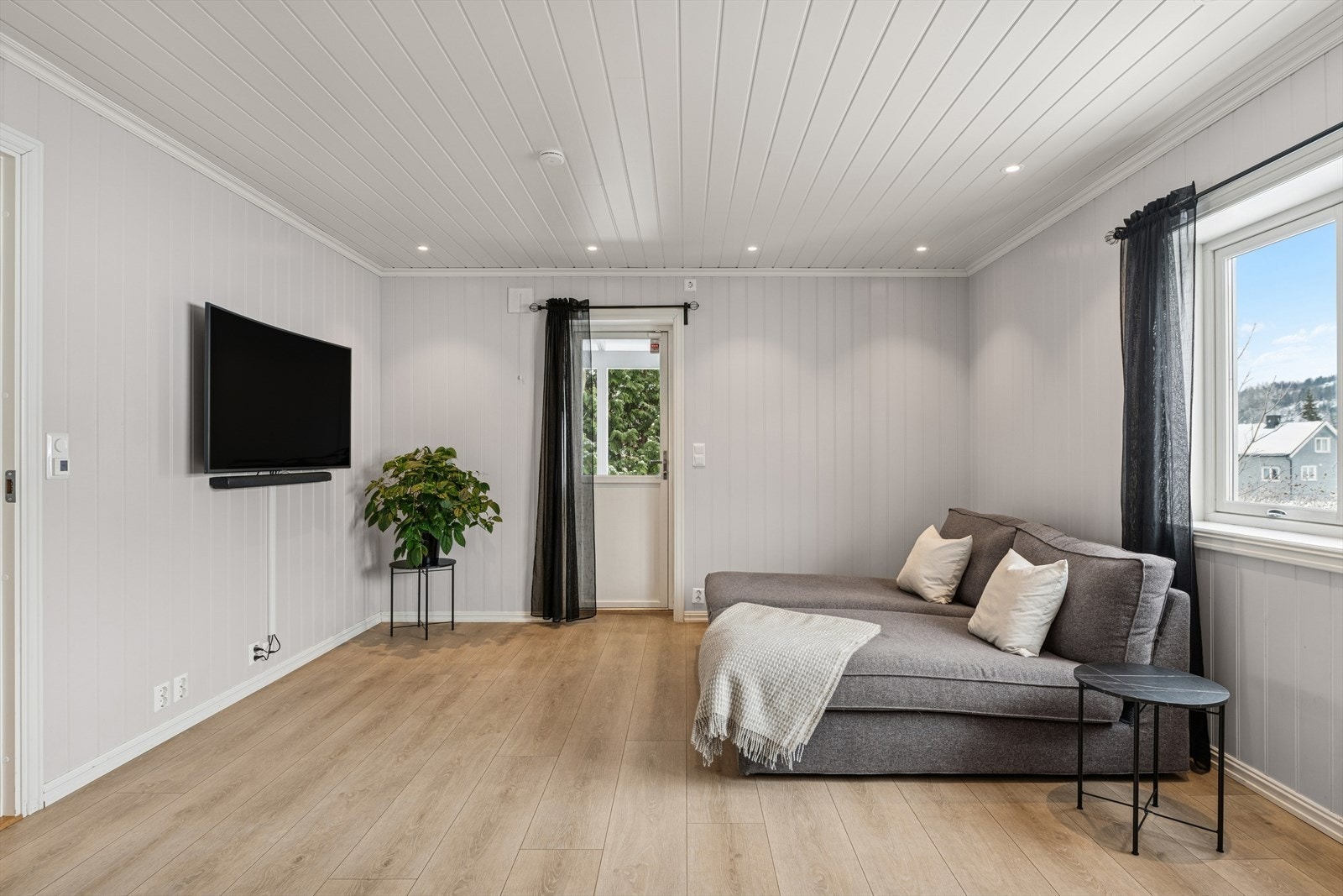 Store vinduer og terrassedør gir rikelig med naturlig lys og en varm atmosfære. Galleribilde