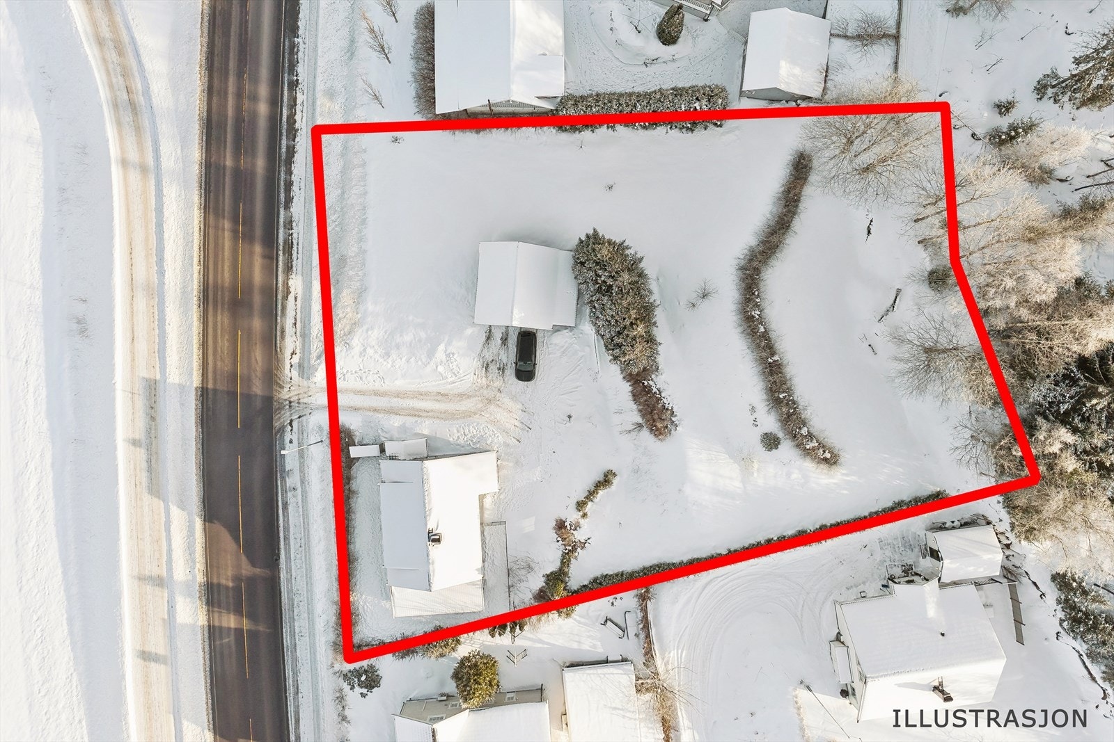 Solrik og usjenert tomt med gårdsplass, hage og beplantning. Vi gjør oppmerksom på at inntegnet tomtegrense kun er ment som illustrasjon, og ikke kan betraktes som virkelig tomtegrense. Galleribilde