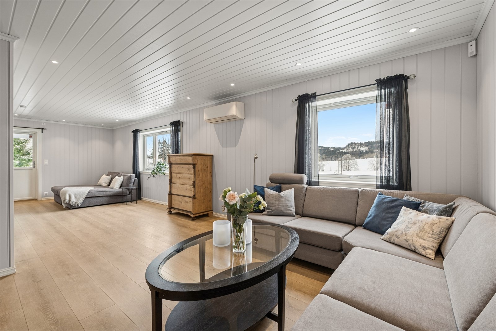 Boligen byr på en svært tiltalende stue der både planløsningen og romfølelsen løfter opplevelsen. Galleribilde