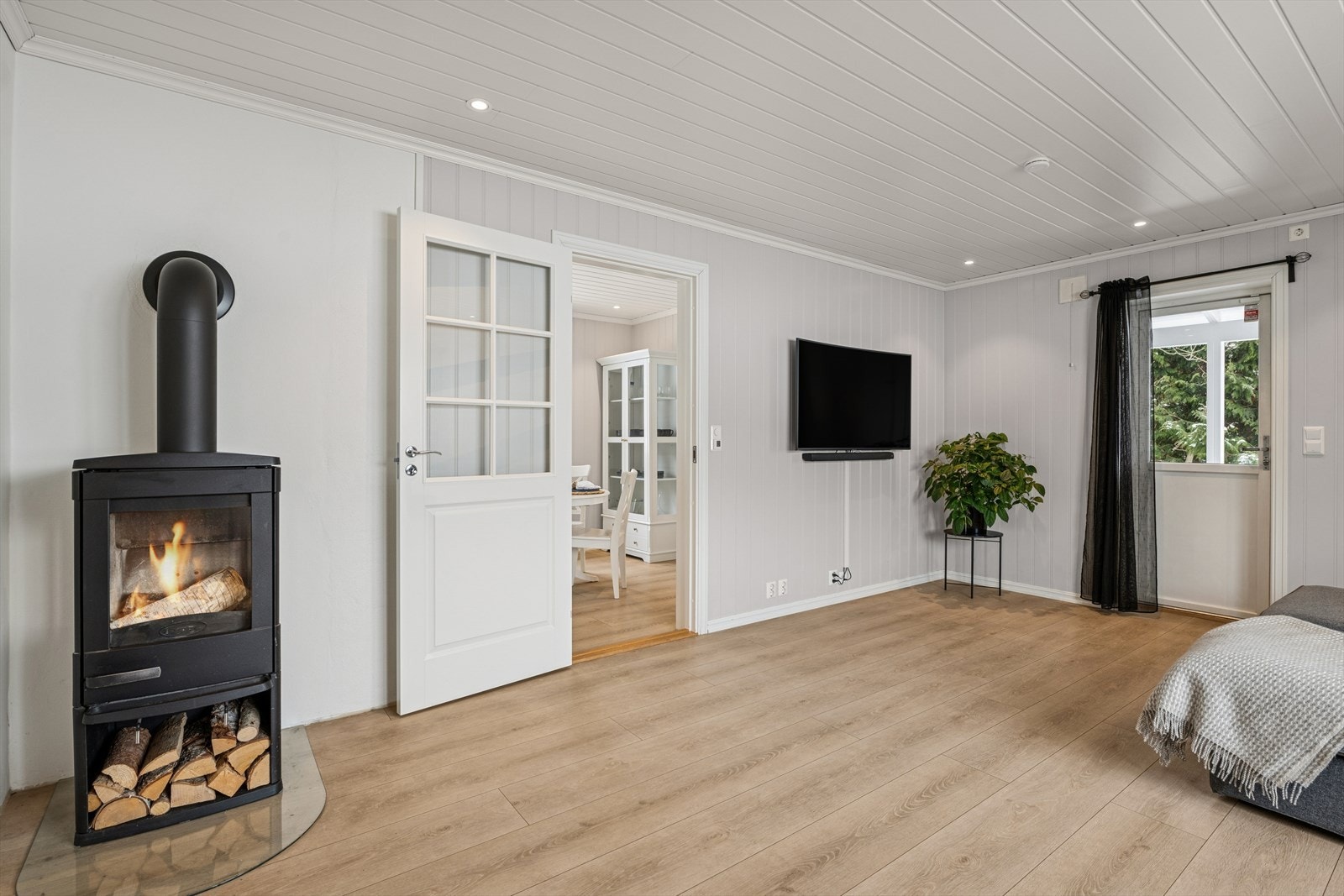 Peisovnen med glassdør og varmepumpen sørger for både hygge og effektiv oppvarming. Galleribilde