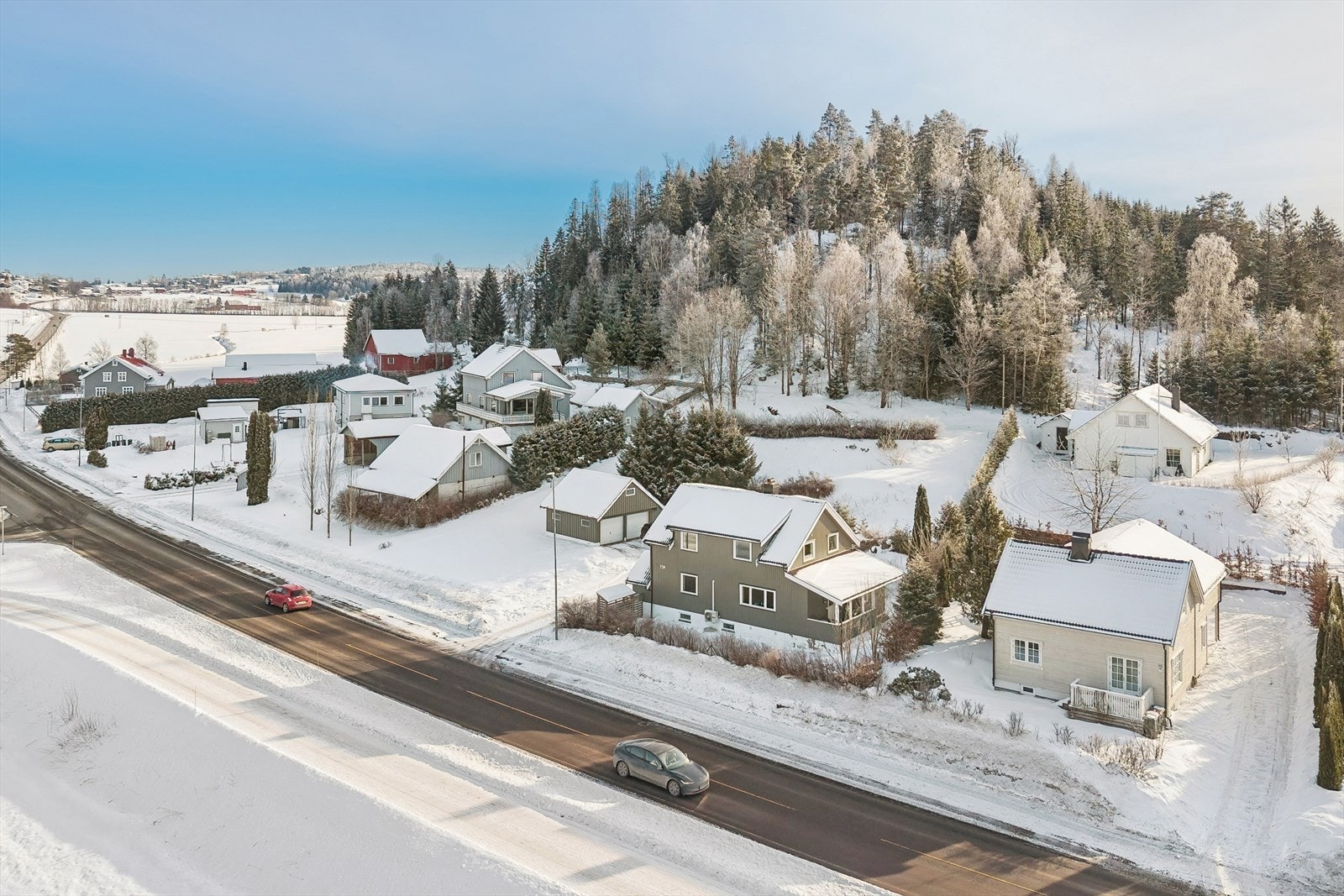 Tomten er romslig og pent opparbeidet og er et flott uteområde for både store og små. Her finner du en gruset gårdsplass med generøs parkeringskapasitet, plenområder og delvis naturtomt i bakkant som gir et lunt og naturlig inntrykk. Galleribilde