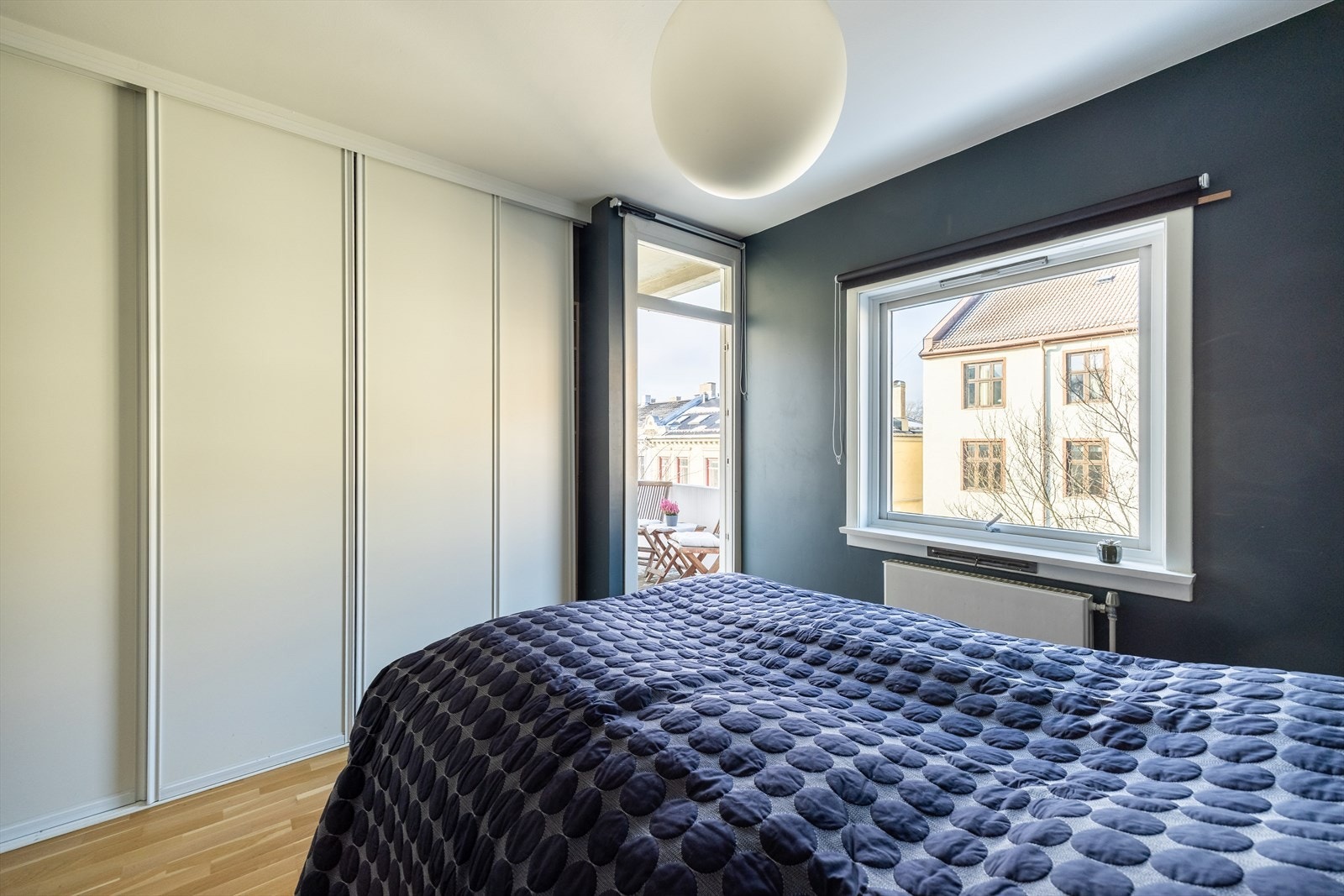 God plass til lagring i skyvedørsgarderobe Galleribilde