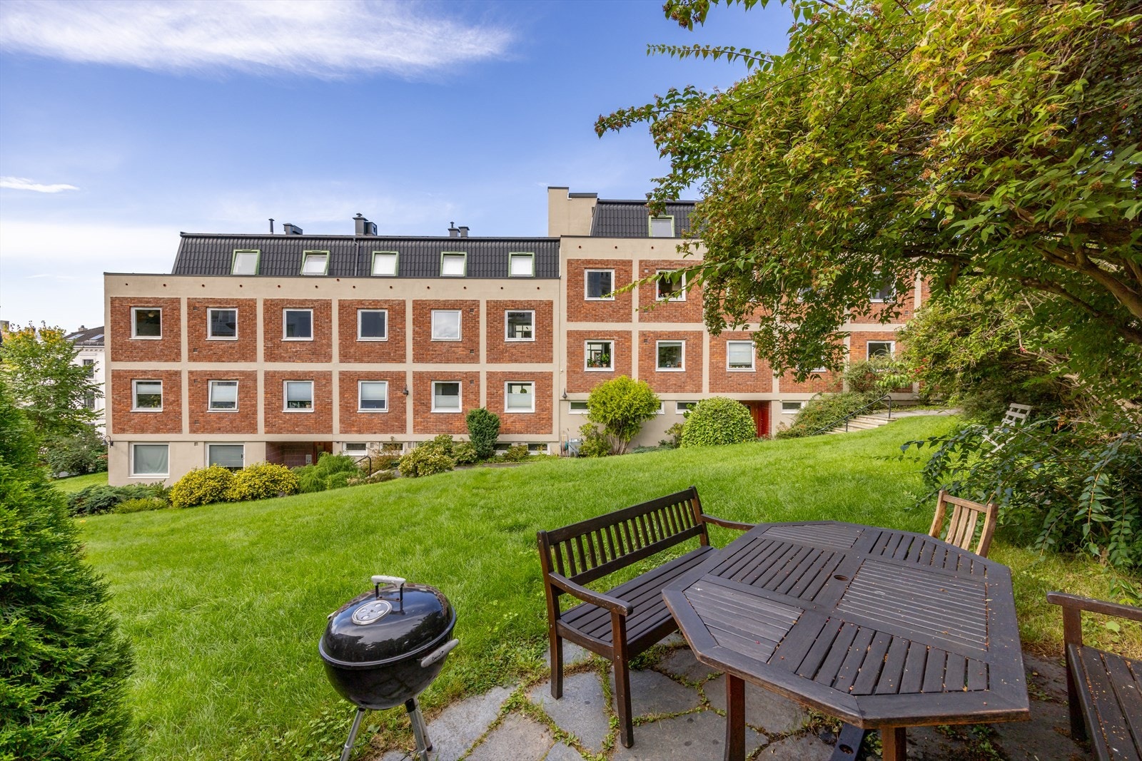 Felles hage for beboerne som er pent opparbeidet Galleribilde