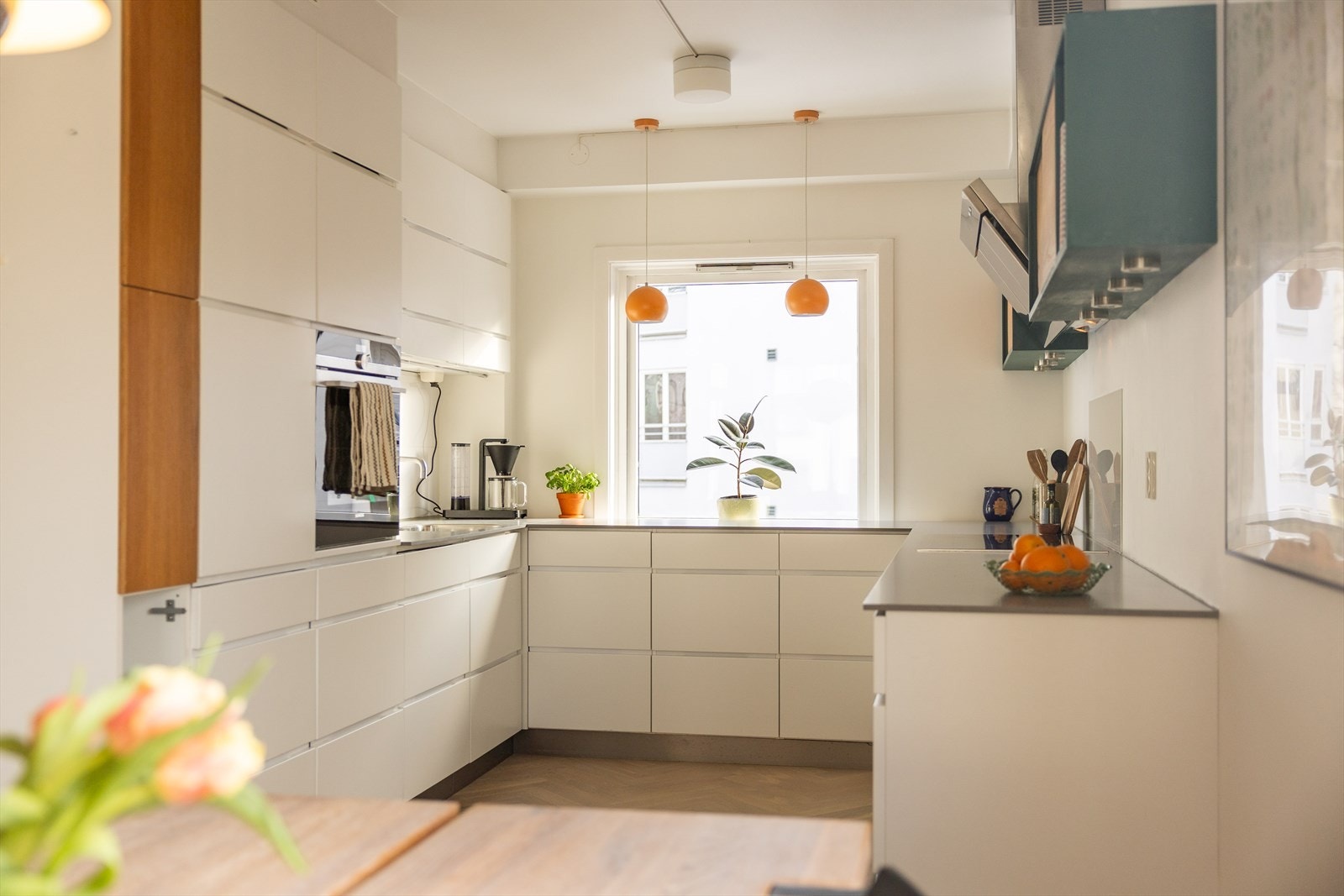 Lekkert kjøkken med integrerte hvitevarer Galleribilde