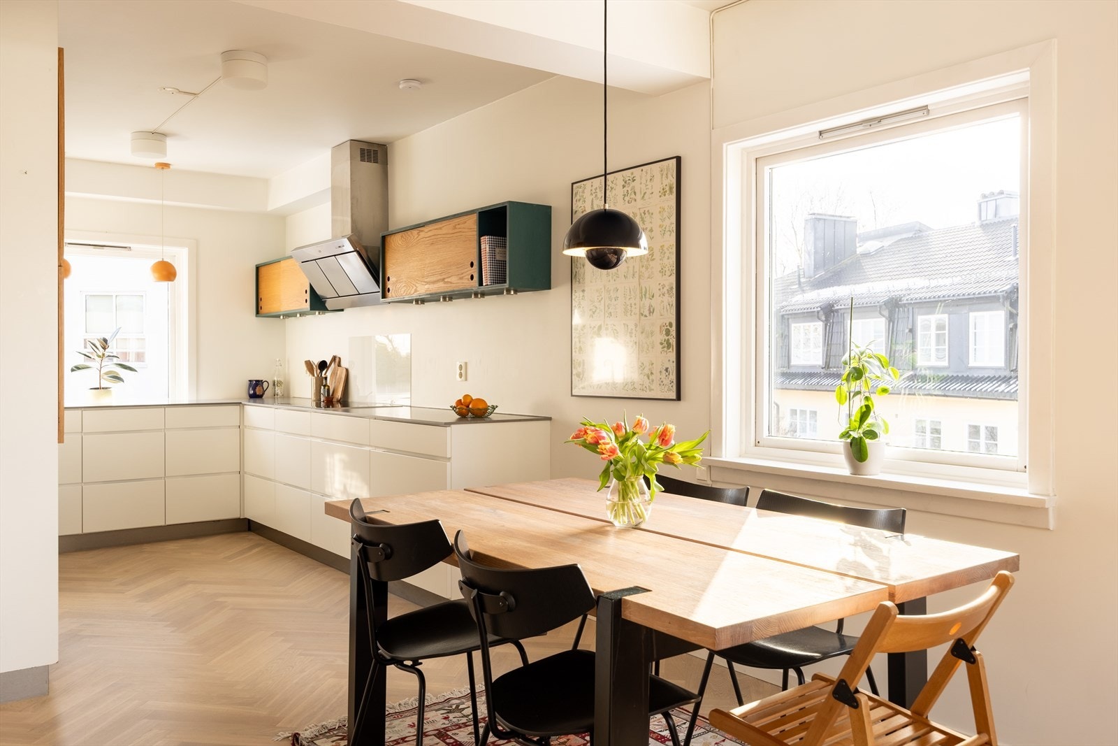 Boligen er en gjennomgående endeleilighet beliggende i byggets 3. etasje, med vinduer mot tre himmelretninger som gir rikelig med lysinnslipp Galleribilde