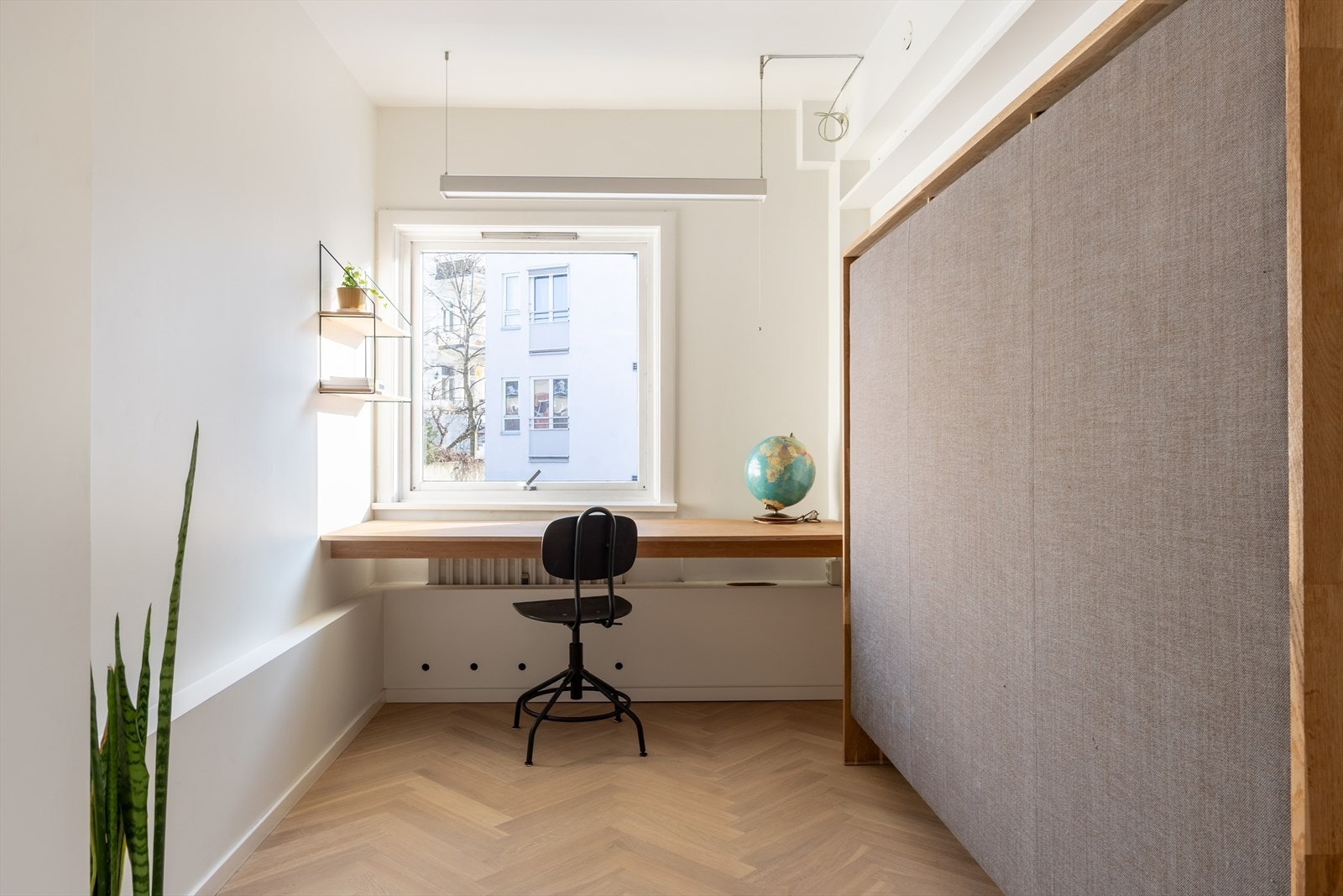 Leiligheten har tre romslige soverom. Hvorav dette har en smart skapseng som er fastmontert. Galleribilde