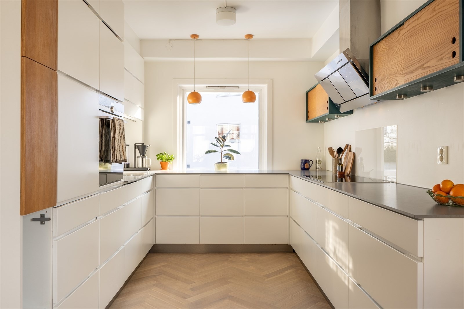 Kjøkkenet er utstyrt med integrerte hvitevarer, herunder induksjonstopp med boosterfunksjon, stekeovn, oppvaskmaskin samt kombinert kjøl/frys. Vaskemaskin er praktisk plassert under benkeskap og medfølger. Galleribilde