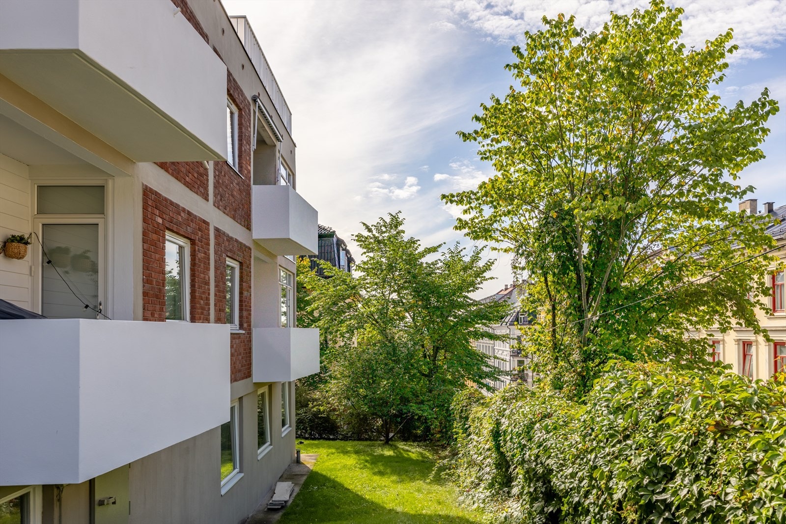 Boligen har en fantastisk beliggenhet på en høyde tilbaketrukket fra vei og omkranset av store grøntarealer. Galleribilde
