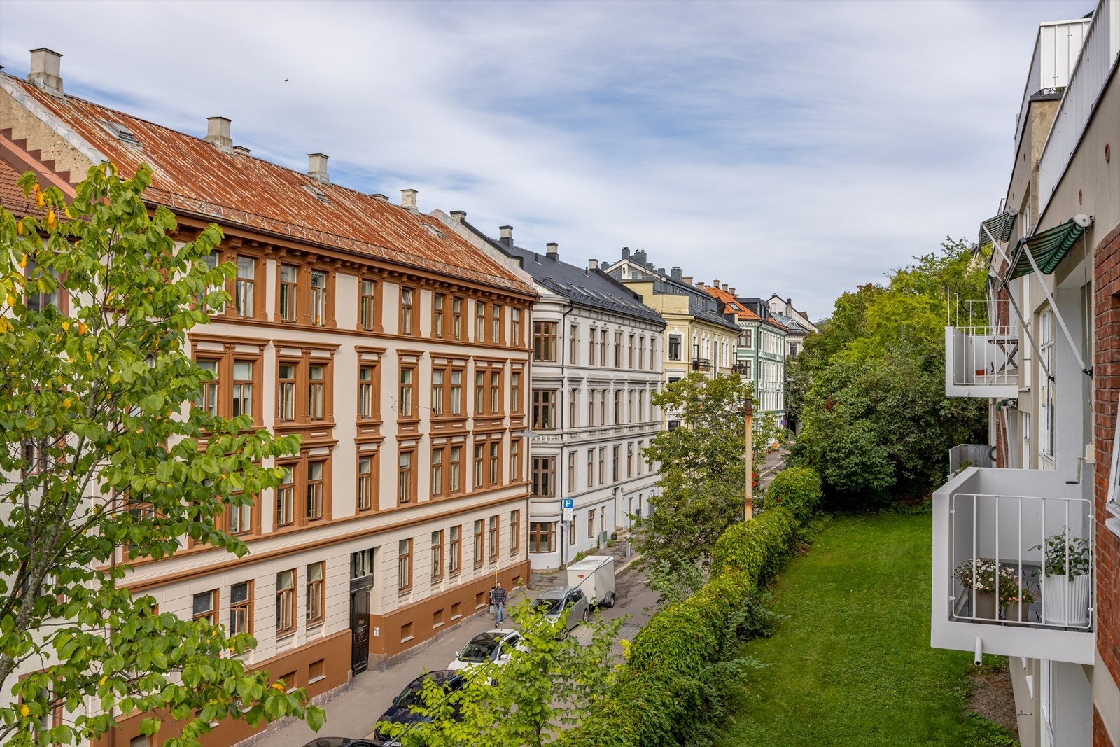 Boligen har en fantastisk beliggenhet på en høyde med fin utsikt og gode solforhold Galleribilde