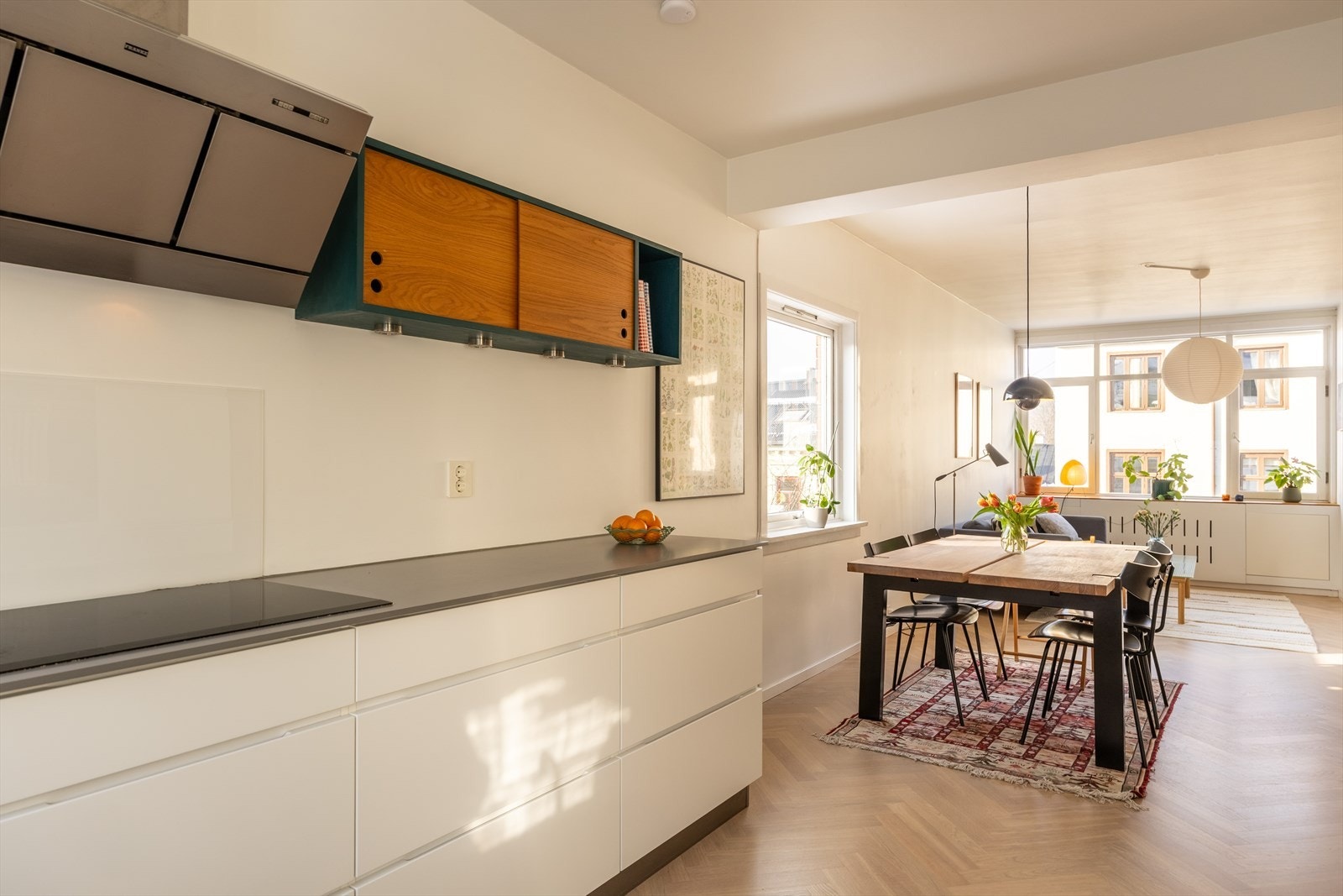 God plass til stort spisebord ved kjøkkenet Galleribilde