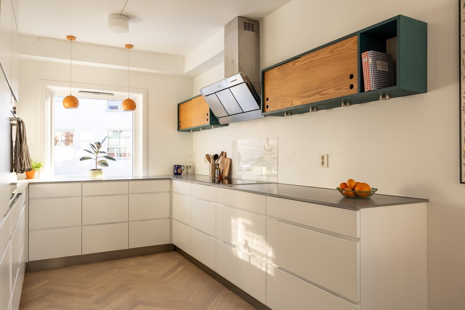 Meget god skap- og benkeplass på kjøkkenet Galleribilde