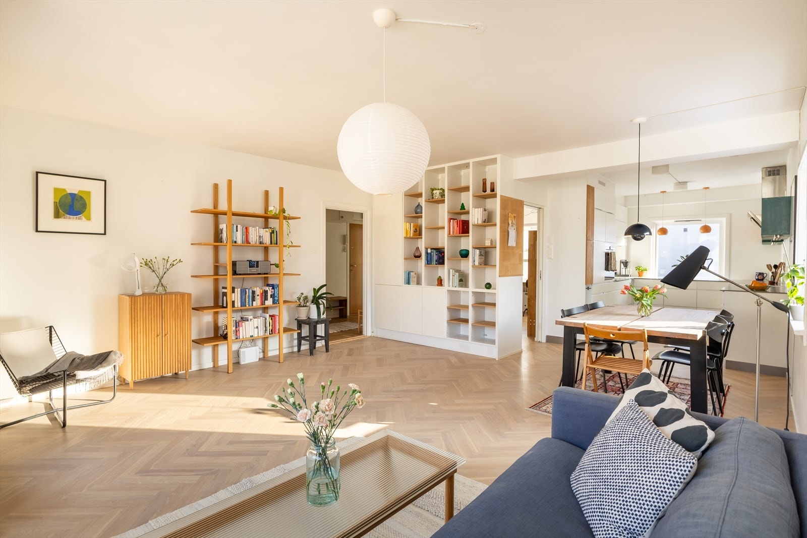 Romslig stue med mange innredningsmuligheter Galleribilde