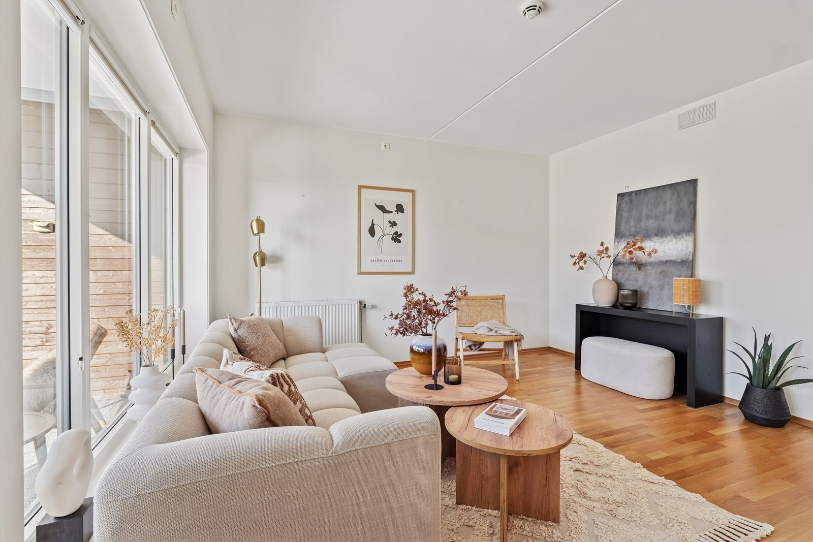 Lys og hyggelig stue med fin plass for sofagruppe og tv-plass. Galleribilde