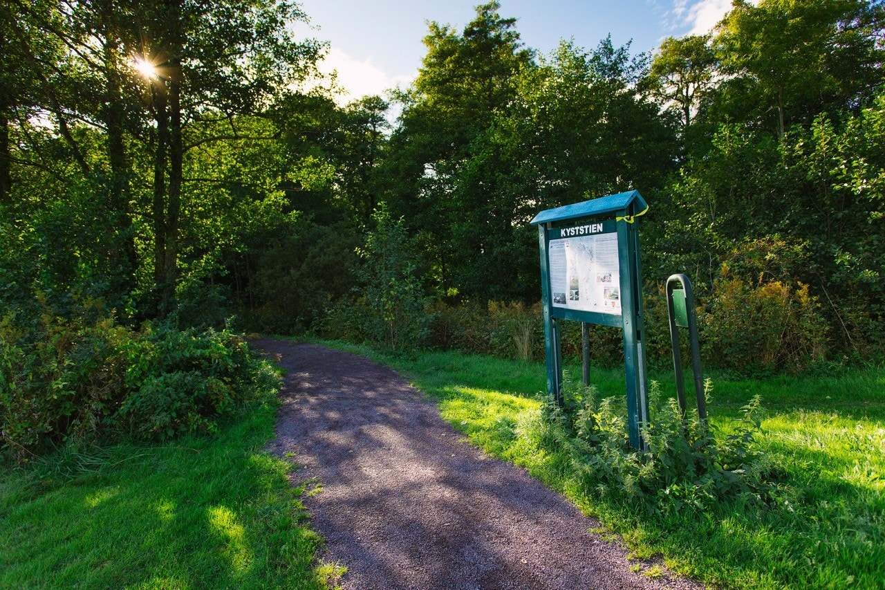 Det populære kyststien ligger langs fjorden, og strekker seg fra Horten til Åsgårdstrand. Galleribilde