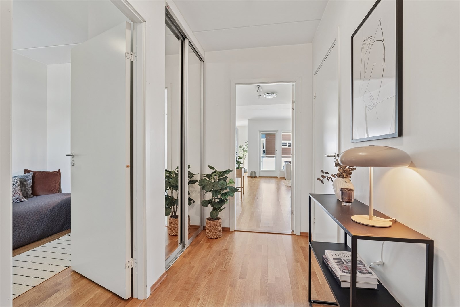 Gang med skyvedørsgarderobe. Galleribilde