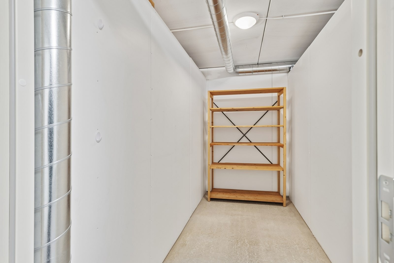 Sportsbod på 5 kvm.i u. etasjen med hylle. Galleribilde