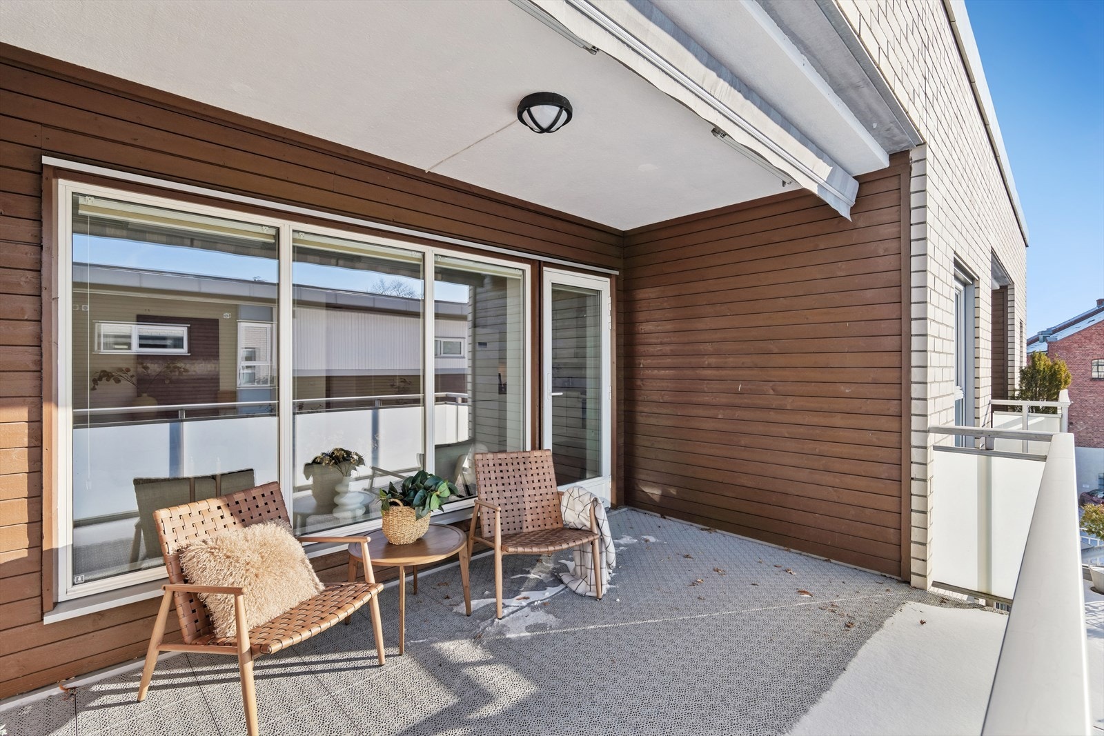 Overbygget balkong på 12 kvm. hvor du kan nyte solen eller skjerme deg med elektriske markise. Galleribilde