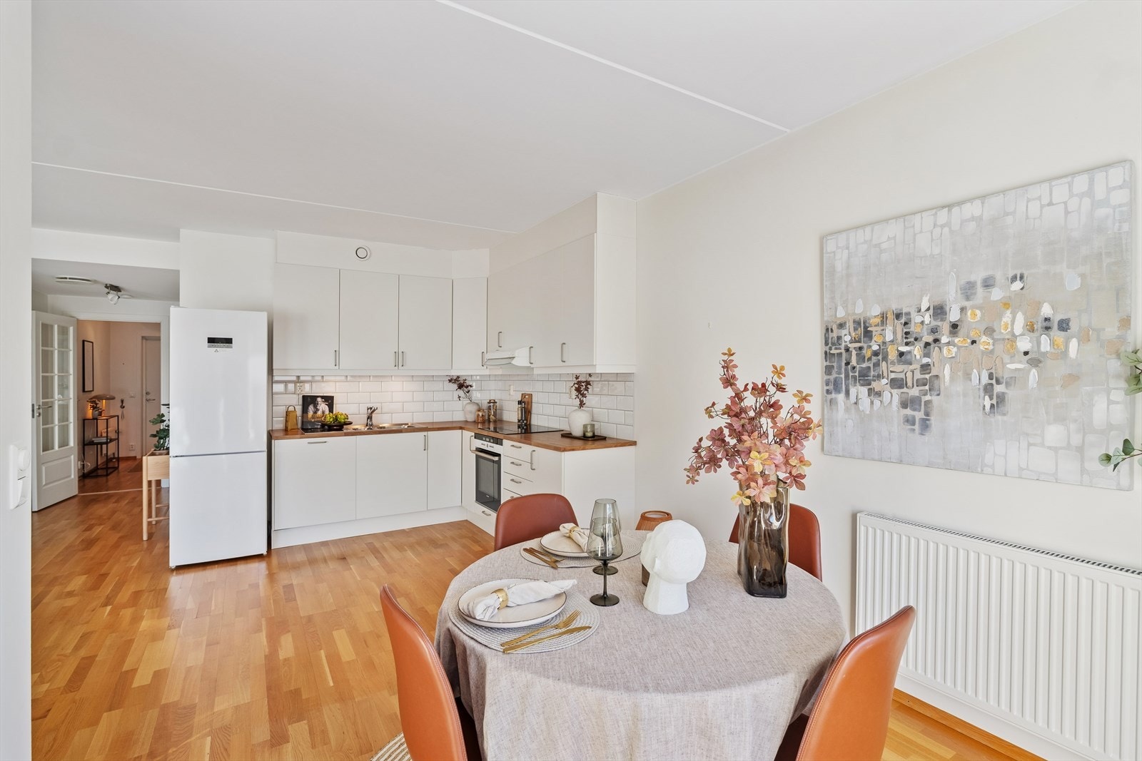 Pent og funksjonelt kjøkken med en trivelig spiseplass. Galleribilde