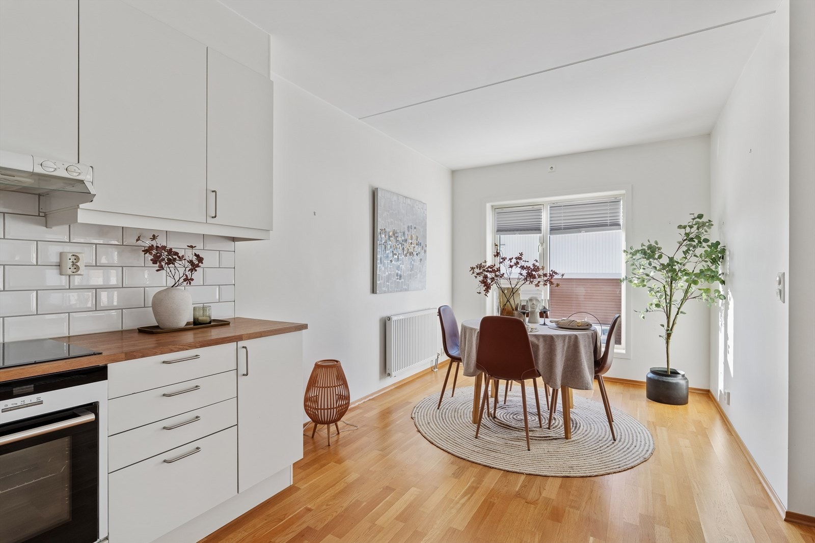 I forlengelsen av kjøkkenet finner du en innbydende spiseplass ved de store vinduene. Galleribilde