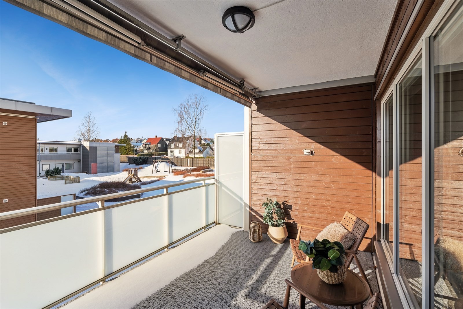 Balkong med fint utsyn også til felles uteplass Galleribilde