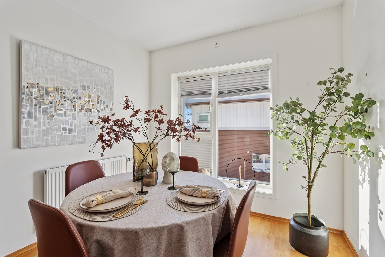 Hyggelig spiseplass med det naturlige lyset fra vinduene som skaper en lys og trivelig atmosfære. Galleribilde