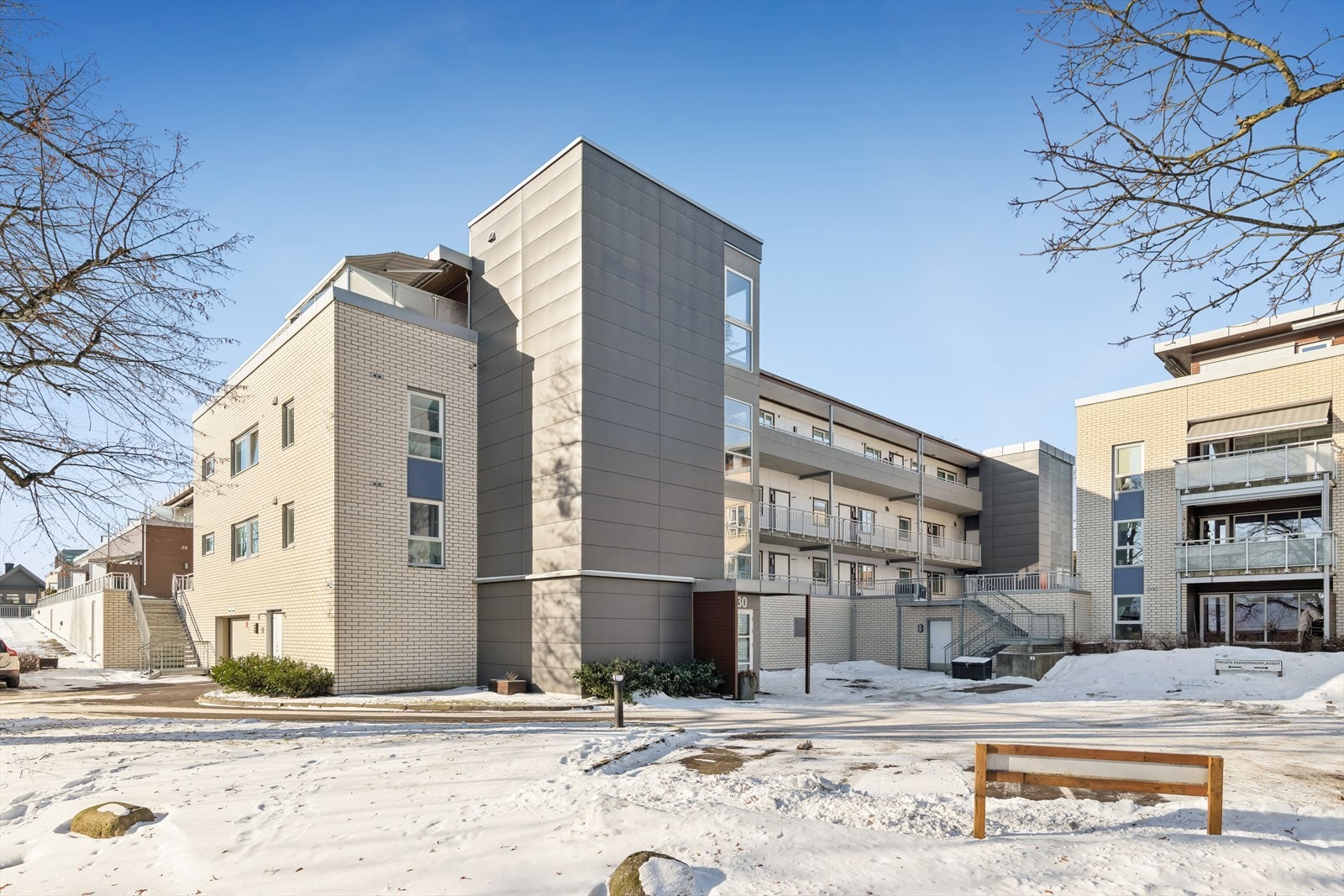 Felles inngangsparti med gjesteparkering utenfor. Galleribilde