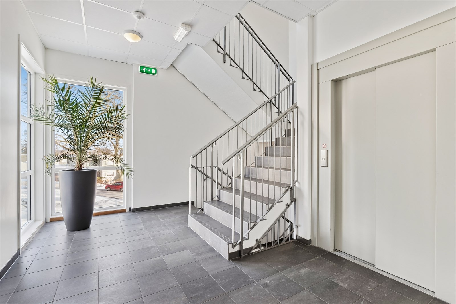 Felles gangareal med heis til alle plan. Galleribilde